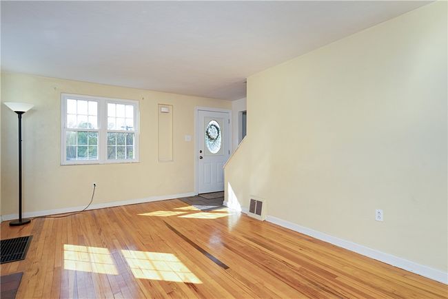 Living Room: 11x19. | Image 6