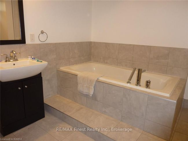 694 Aylmer Cres, House other with 3 bedrooms, 2 bathrooms and 2 parking in Kingston ON | Image 7