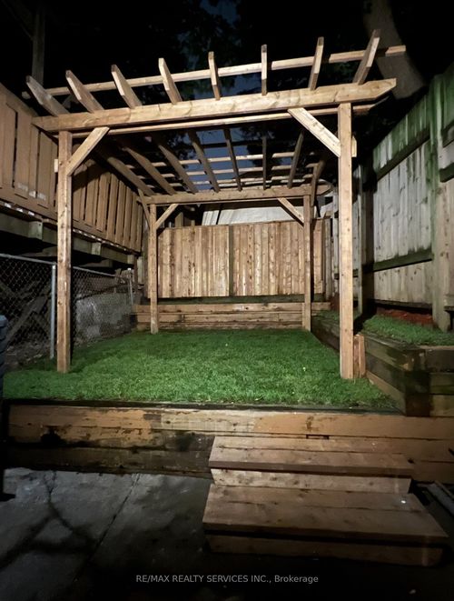 827 Craven Rd, Toronto, ON, M4L2Z7 | Card Image