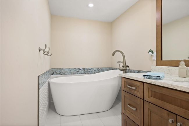 Primary Bathroom | Image 19