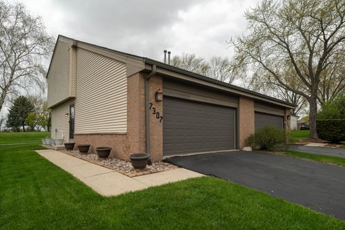 7307 S Delaine Dr, Oak Creek, WI, 53154-2411 | Card Image
