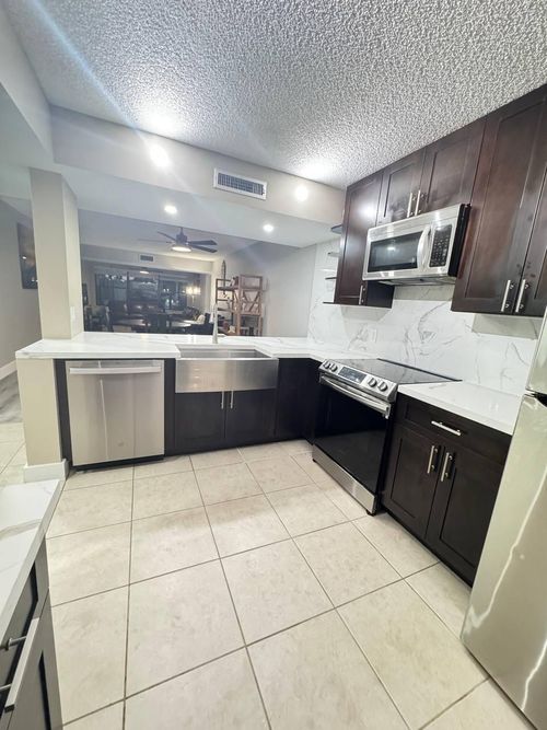 apt-201-3507 Village Blvd, West Palm Beach, FL, 33409-7428 | Card Image