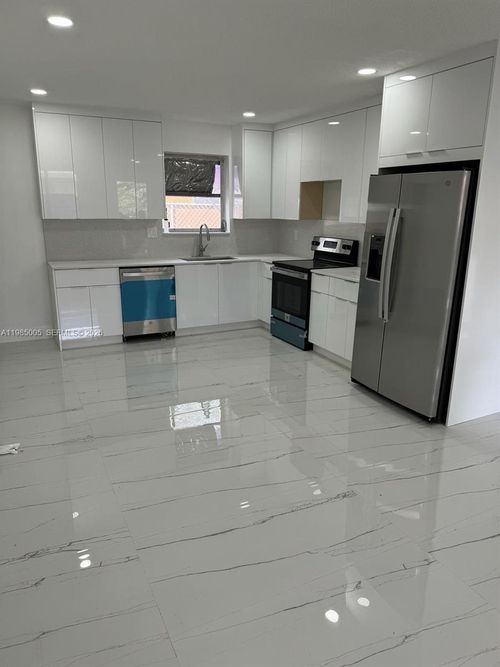 2-111 Sw 8th Ct, Hallandale Beach, FL, 33009-7022 | Card Image