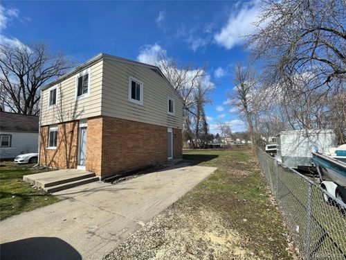 2116 Wood St, Saginaw, MI, 48638-6661 | Card Image