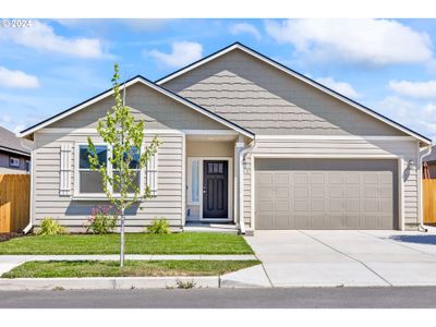 933 Nw Teak Ct, House other with 4 bedrooms, 2 bathrooms and 2 parking in Redmond OR | Image 1