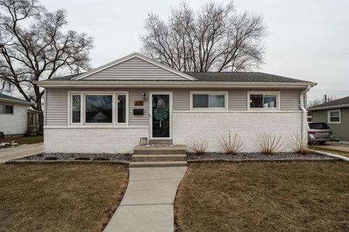332 Greenmeadow Dr, Waukesha, WI, 53188-3101 | Card Image