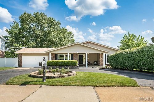 7 Nicolet Dr, Manchester, MO, 63011-4031 | Card Image