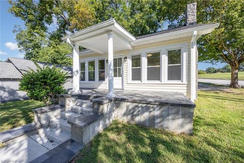 24 E Sunrise Ave, Thomasville, NC, 27360-5208 | Card Image