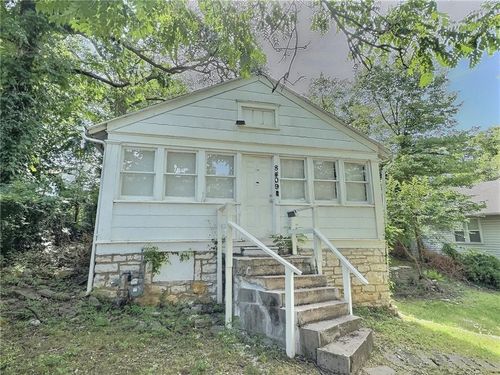 8409 Park Ave, Kansas City, MO, 64132-2383 | Card Image