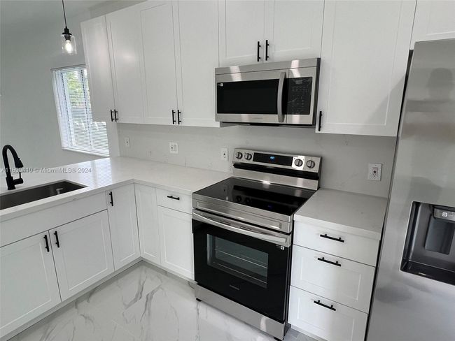 910 Nw 4th Ave, House other with 3 bedrooms, 3 bathrooms and null parking in Hallandale Beach FL | Image 19