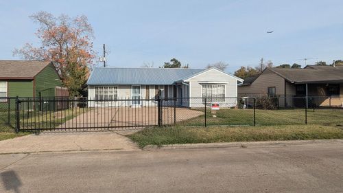 5711 Doolittle Blvd, Houston, TX, 77033-1901 | Card Image