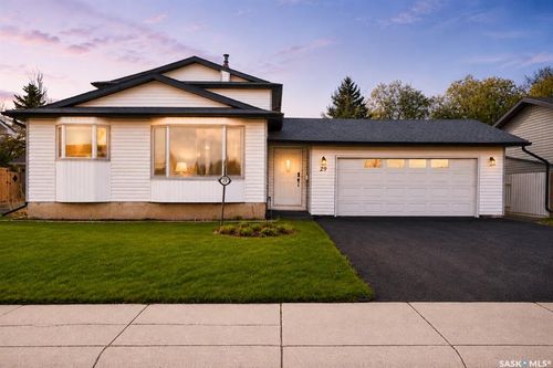 29 Edelweiss Cres, House with 3 bedrooms, 2 bathrooms and 4 parking in Moose Jaw SK | Card Image