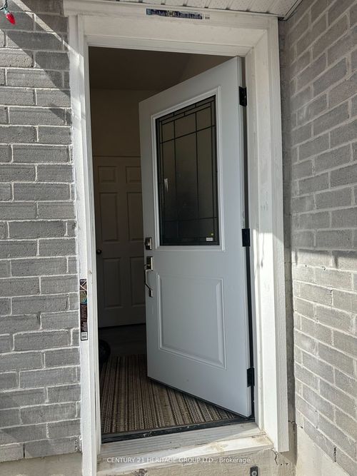 306 Salisbury Lane, Newmarket, ON, L3Y8A5 | Card Image
