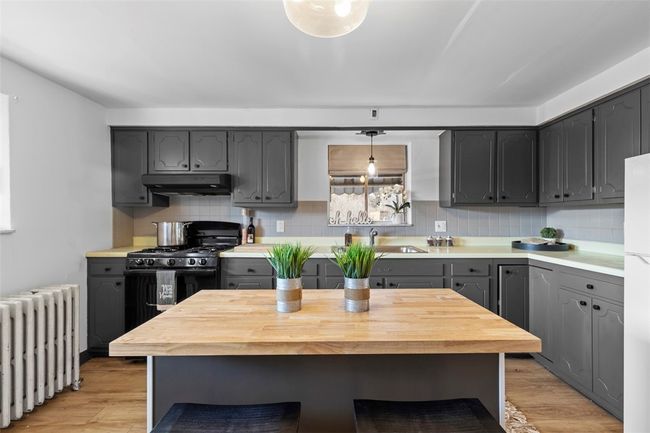 537 6 Th St, House other with 5 bedrooms, 3 bathrooms and 3 parking in Braddock PA | Image 18