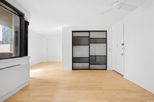 15a-233 E 86th St, New York, NY, 10028-3070 | Card Image