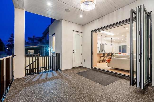 8386 14 Th Ave, Home with 5 bedrooms, 5 bathrooms and 3 parking in Burnaby BC | Image 16