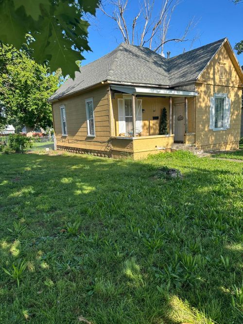 617 8th St, Monett, MO, 65708-1725 | Card Image