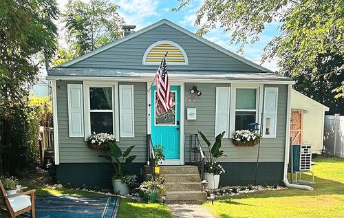 147 Aborn Ave, Warwick, RI, 02888-2069 | Card Image