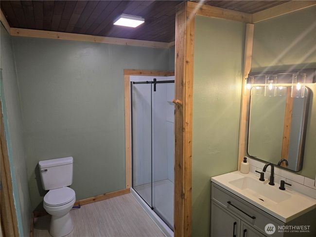 This brand new bathroom has lots of light. | Image 18