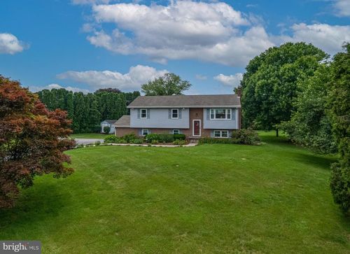 215 Sleepy Hollow Dr, MOHRSVILLE, PA, 19541-8611 | Card Image