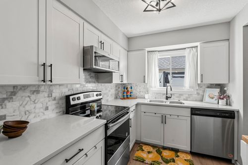 5558 Meister Rd, Fridley, MN, 55432-6053 | Card Image