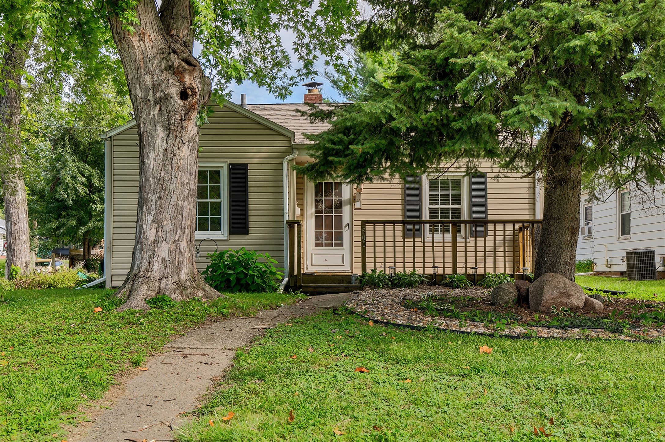 Sheridan Ave, Des Moines, IA 50313