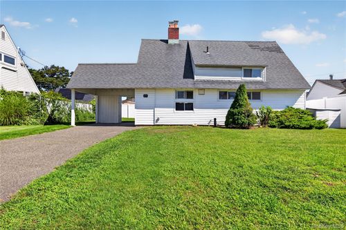 17 Berry Ln, Hicksville, NY, 11801-6203 | Card Image