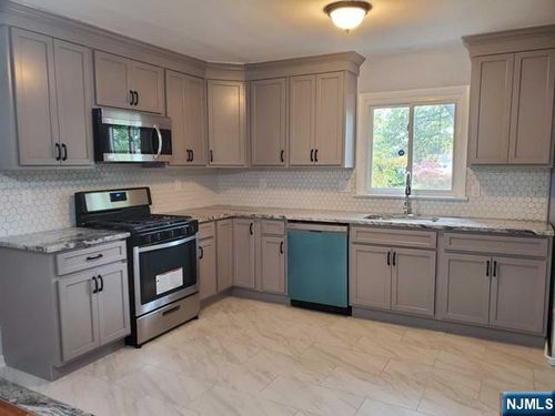 18 English Ave, Elmwood Park, NJ, 07407-3303 | Card Image