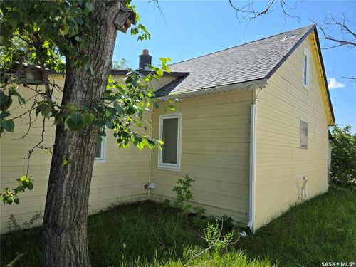 137 3rd St W, Ponteix, SK, S0N0E1 | Card Image