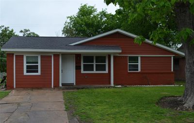 View of front of property with a front yard | Image 1