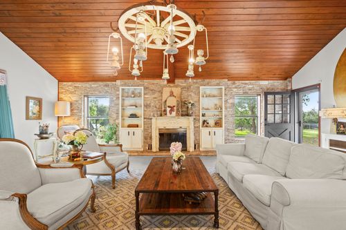10518 Signal Hill Rd, Austin, TX, 78737-9212 | Card Image