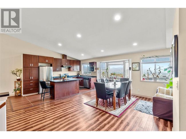 620 Hemlock St, House other with 8 bedrooms, 5 bathrooms and 2 parking in Kamloops BC | Image 4