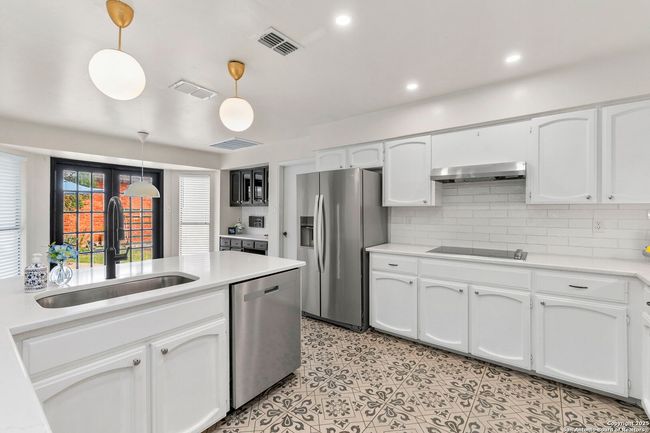 6210 Meadow Grv, House other with 3 bedrooms, 2 bathrooms and null parking in Windcrest TX | Image 12