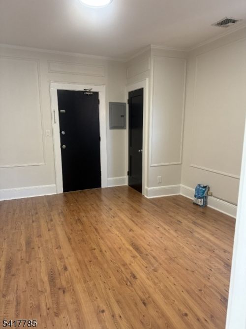 133 Grove St, Montclair, NJ, 07042-4046 | Card Image