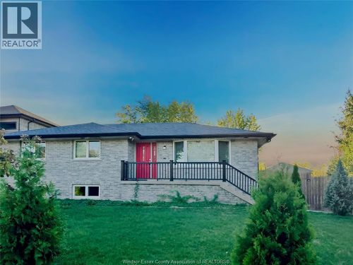 541 Lakeview Ave, Windsor, ON, N8P1E1 | Card Image