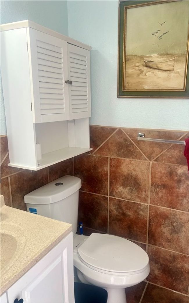 Upstairs bathroom | Image 20
