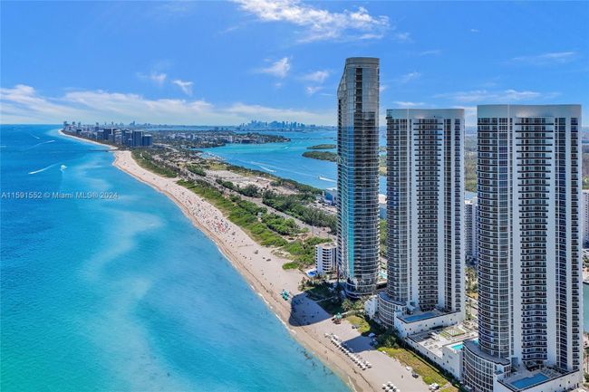 503 - 15811 Collins Ave, Condo with 3 bedrooms, 3 bathrooms and null parking in Sunny Isles Beach FL | Image 1