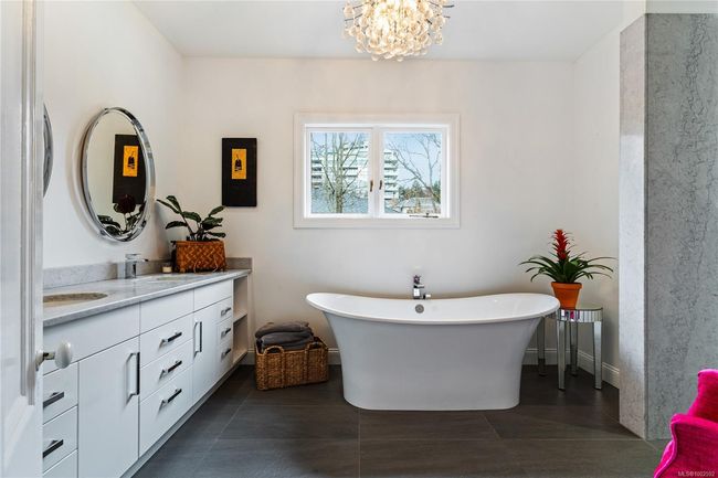 1023 St Charles St, House other with 3 bedrooms, 3 bathrooms and 6 parking in Victoria BC | Image 31