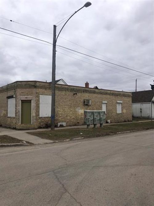 950 Manitoba Ave, Winnipeg, MB, R2X0K1 | Card Image