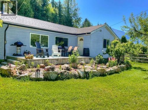 517 3a Ave Nw, Nakusp, BC, V0G1R1 | Card Image