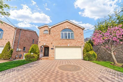 335 Cresthaven Ln, Whitestone, NY, 11357-1148 | Card Image