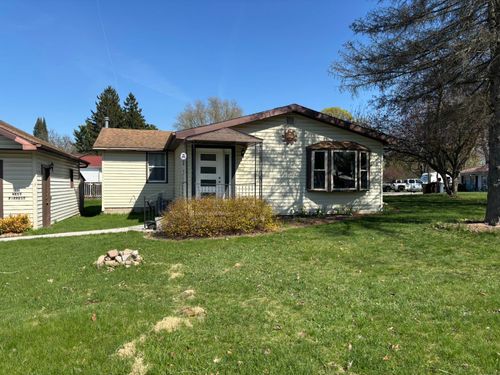 228 W Forest St, Edmore, MI, 48829-8395 | Card Image