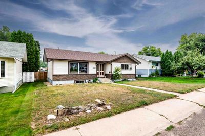 2867 16 Ave Se, House detached with 4 bedrooms, 2 bathrooms and 3 parking in Medicine Hat AB | Image 2