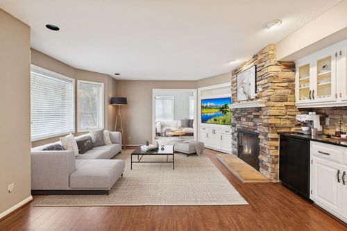 1135 Hollybrook Dr, Wayzata, MN, 55391-1371 | Card Image