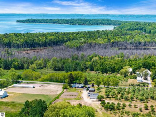 14792 Peninsula Dr, Traverse City, MI, 49686-9733 | Card Image
