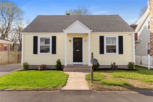 51 Hope St, Lincoln, RI, 02865-1916 | Card Image