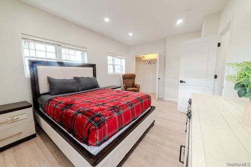 327 Mundy Ln, Mount Vernon, NY, 10550-4371 | Card Image