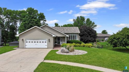 704 Fairway Cir, Dell Rapids, SD, 57022-2101 | Card Image