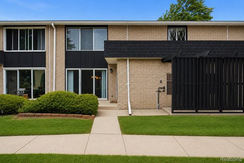 4-8685 Kennedy Cir, Warren, MI, 48093-2251 | Card Image