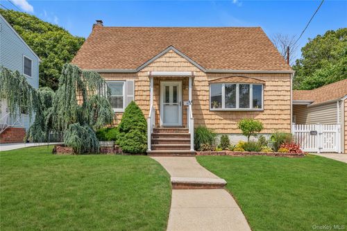 55 Fir St, Valley Stream, NY, 11580-5017 | Card Image